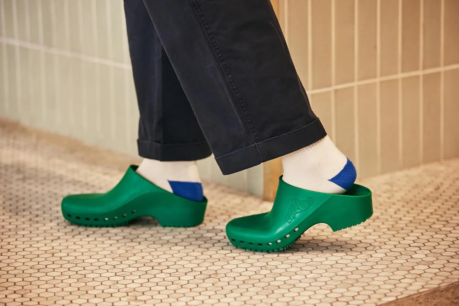 CALZURO Classic Work Clogs Without Holes - Unisex Nursing Clogs - Non Slip Shoes - Autoclavable Rubber Kitchen Shoes for Women and Men -